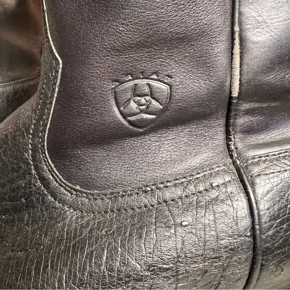 Free Shipping- 🙌 Men's- Ariat black leather cowboy work boots. Rounded toe.